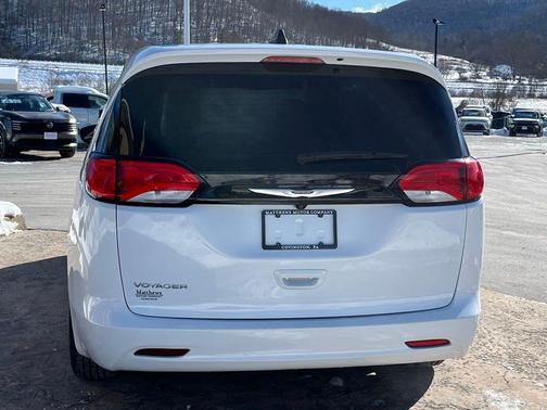2022 Chrysler Voyager LX