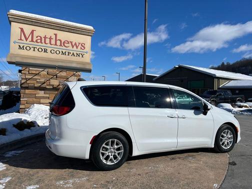 2022 Chrysler Voyager LX