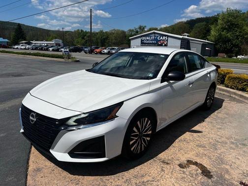 Glacier White 2025 Nissan Altima 2.5 SV