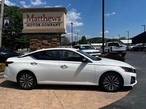 Glacier White 2025 Nissan Altima 2.5 SV