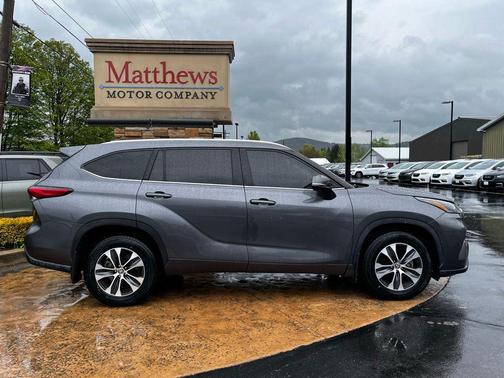 Magnetic Gray Metallic 2021 Toyota Highlander XLE