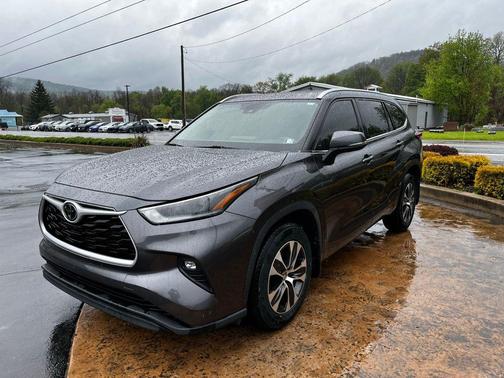 Magnetic Gray Metallic 2021 Toyota Highlander XLE
