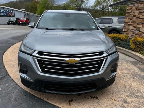 Sterling Gray Metallic 2023 Chevrolet Traverse LT Leather