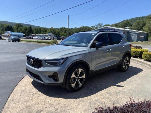 2024 Volvo XC40 B5 Core