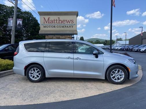 2023 Chrysler Voyager LX
