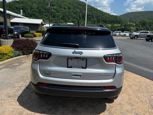 Silver Zynith Metallic Clearcoat 2025 Jeep Compass Limited