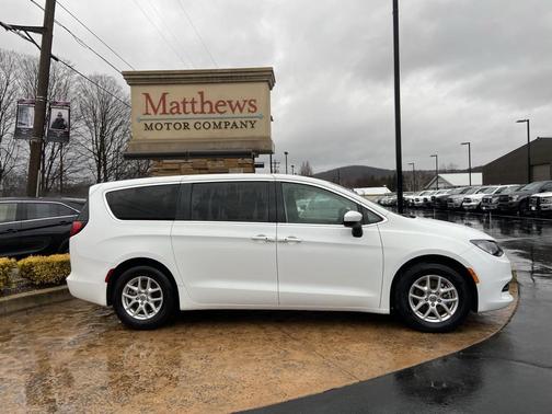 2023 Chrysler Voyager LX
