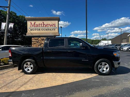 Diamond Black Crystal Pearlcoat 2023 RAM 1500 Big Horn/Lone Star