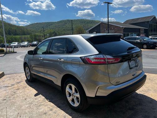 Silver Metallic 2024 Ford Edge SE