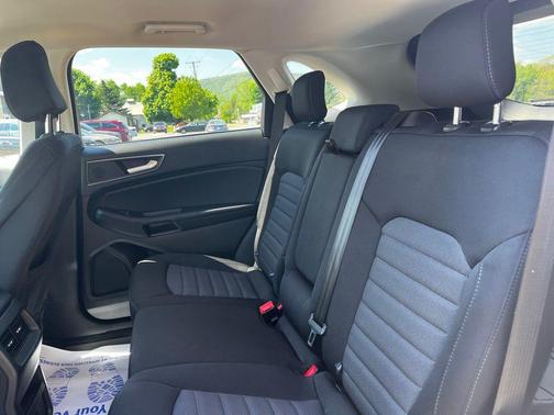 Silver Metallic 2024 Ford Edge SE