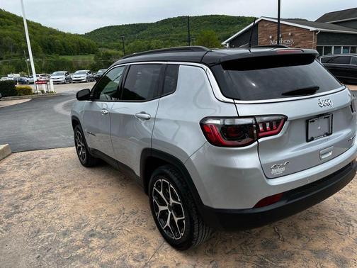 Silver Zynith Metallic Clearcoat 2025 Jeep Compass Limited
