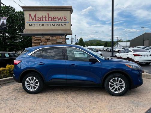 Blue Metallic 2022 Ford Escape SE