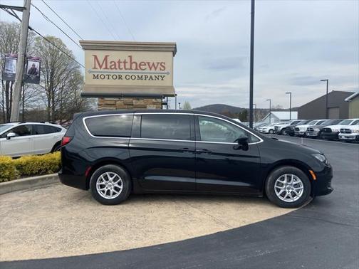 2022 Chrysler Voyager LX