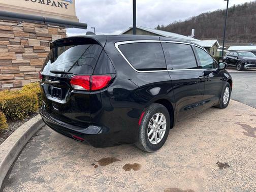 2024 Chrysler Voyager LX