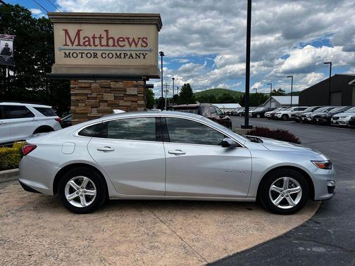 Silver Ice Metallic 2022 Chevrolet Malibu FWD LT