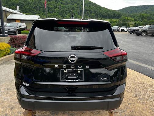 Super Black 2025 Nissan Rogue SV