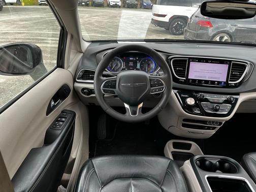 Brilliant Black Crystal Pearlcoat 2022 Chrysler Pacifica Touring L