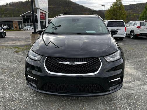 Brilliant Black Crystal Pearlcoat 2022 Chrysler Pacifica Touring L