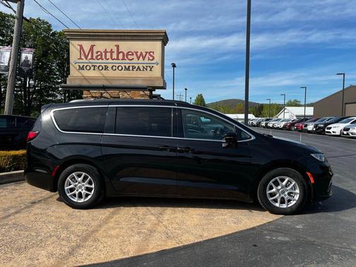 Brilliant Black Crystal Pearlcoat 2022 Chrysler Pacifica Touring L