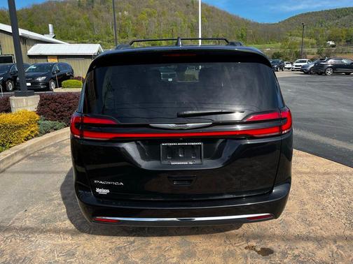Brilliant Black Crystal Pearlcoat 2022 Chrysler Pacifica Touring L