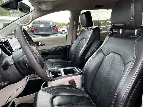 Brilliant Black Crystal Pearlcoat 2022 Chrysler Pacifica Touring L