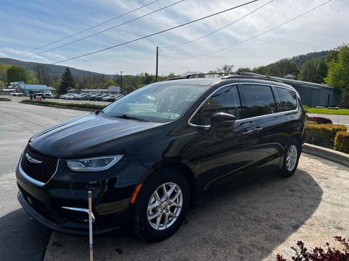 Brilliant Black Crystal Pearlcoat 2022 Chrysler Pacifica Touring L
