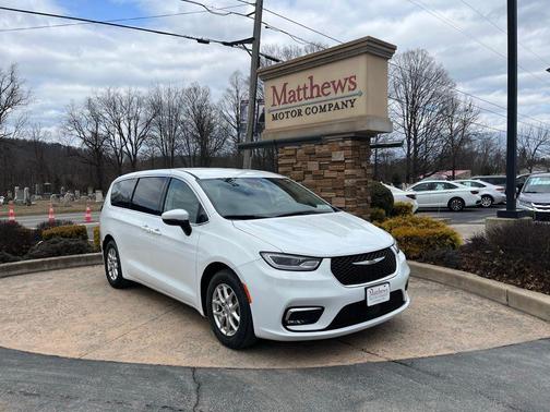 Bright White Clearcoat 2023 Chrysler Pacifica Touring L