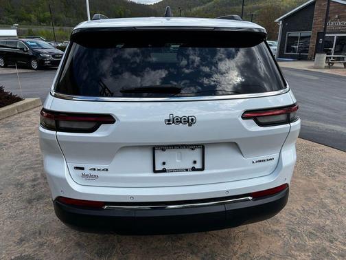 Bright White Clearcoat 2022 Jeep Grand Cherokee L Laredo