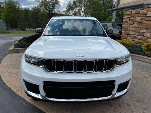 Bright White Clearcoat 2022 Jeep Grand Cherokee L Laredo
