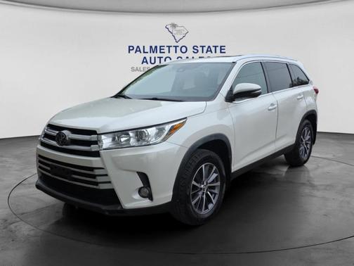 White 2019 Toyota Highlander XLE