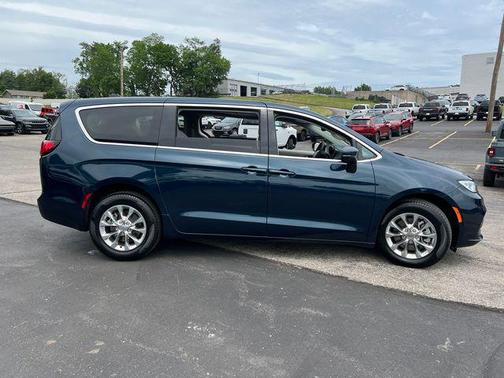 Fathom Blue Pearlcoat 2023 Chrysler Pacifica Touring L