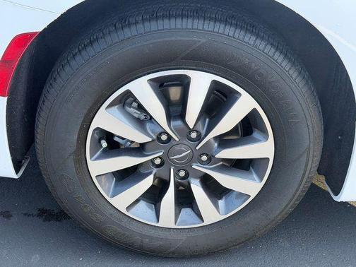 Bright White Clearcoat 2022 Chrysler Pacifica Hybrid Limited