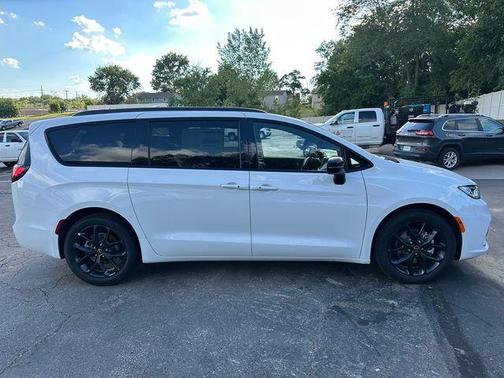 2026 Chrysler Pacifica Limited