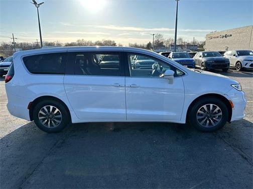 2022 Chrysler Pacifica Hybrid Touring L