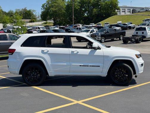 Bright White Clearcoat 2022 Jeep Grand Cherokee Laredo