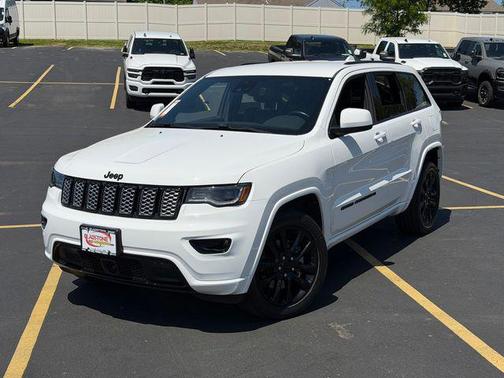Bright White Clearcoat 2022 Jeep Grand Cherokee Laredo