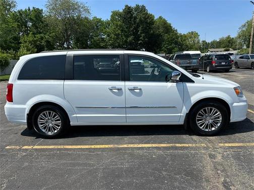 2016 Chrysler Town & Country Touring-L