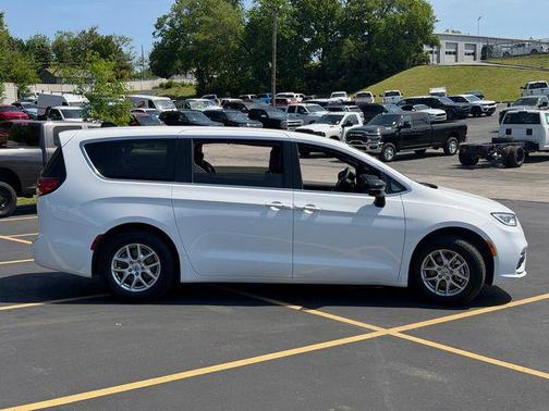 Bright White Clearcoat 2025 Chrysler Pacifica L
