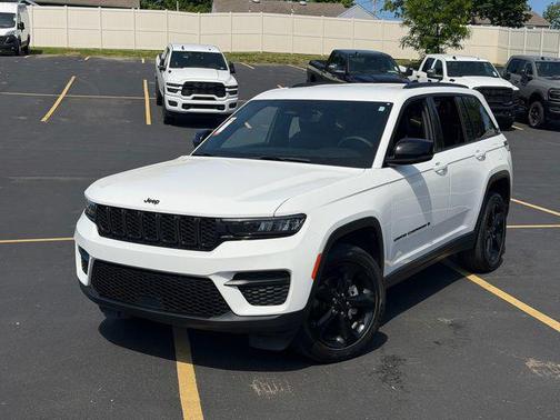 Bright White Clearcoat 2023 Jeep Grand Cherokee Altitude