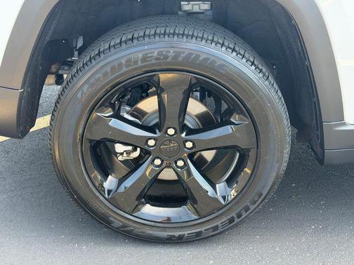 Bright White Clearcoat 2023 Jeep Grand Cherokee Altitude
