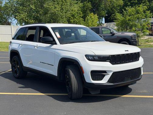 Bright White Clearcoat 2023 Jeep Grand Cherokee Altitude