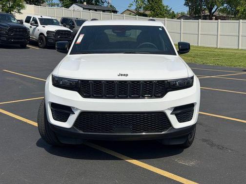 Bright White Clearcoat 2023 Jeep Grand Cherokee Altitude