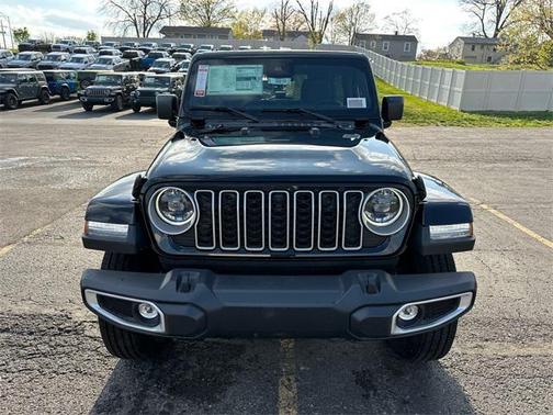 2025 Jeep Wrangler 4-Door Sahara 4x4