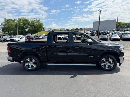 Diamond Black Crystal Pearlcoat 2022 RAM 1500 Laramie