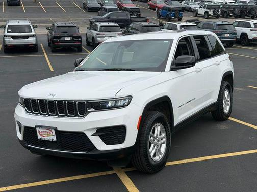 Bright White Clearcoat 2024 Jeep Grand Cherokee Laredo