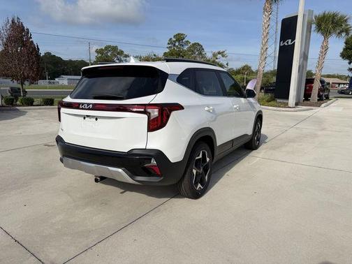 White Pearl 2026 Kia Seltos EX