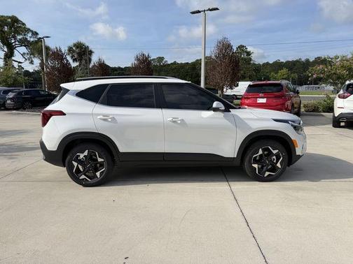 White Pearl 2026 Kia Seltos EX