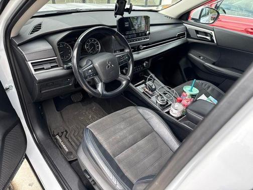 White 2022 Mitsubishi Outlander SE