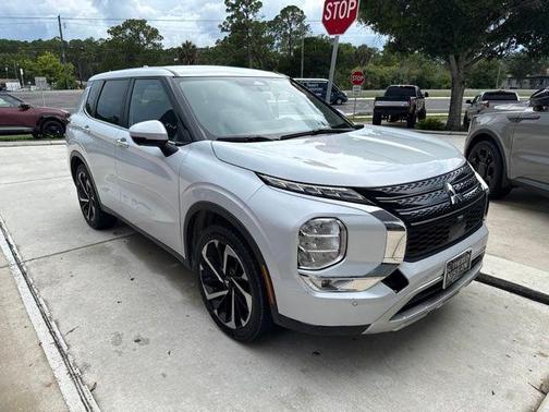 White 2022 Mitsubishi Outlander SE