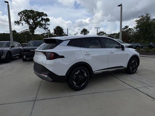 White Pearl 2026 Kia Sportage EX